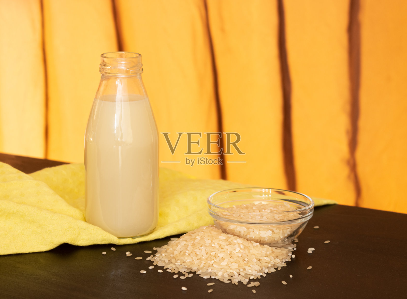 玻璃瓶配蔬菜、大米、牛奶和大米。脱脂牛奶,素食主义。照片摄影图片