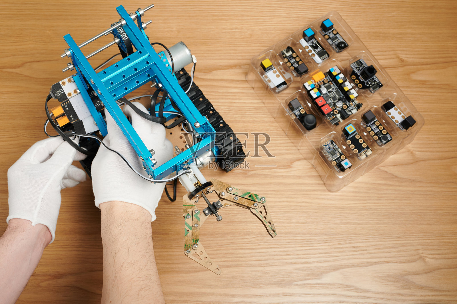 学生贴电板照片摄影图片