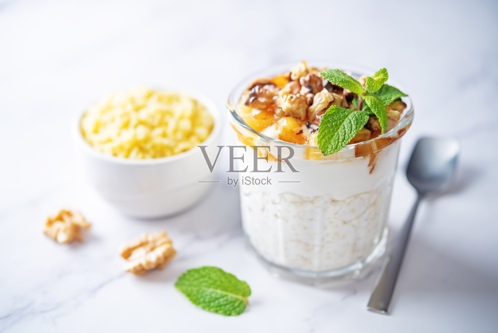 希腊酸奶，小米，焦糖苹果，核桃冻糕照片摄影图片