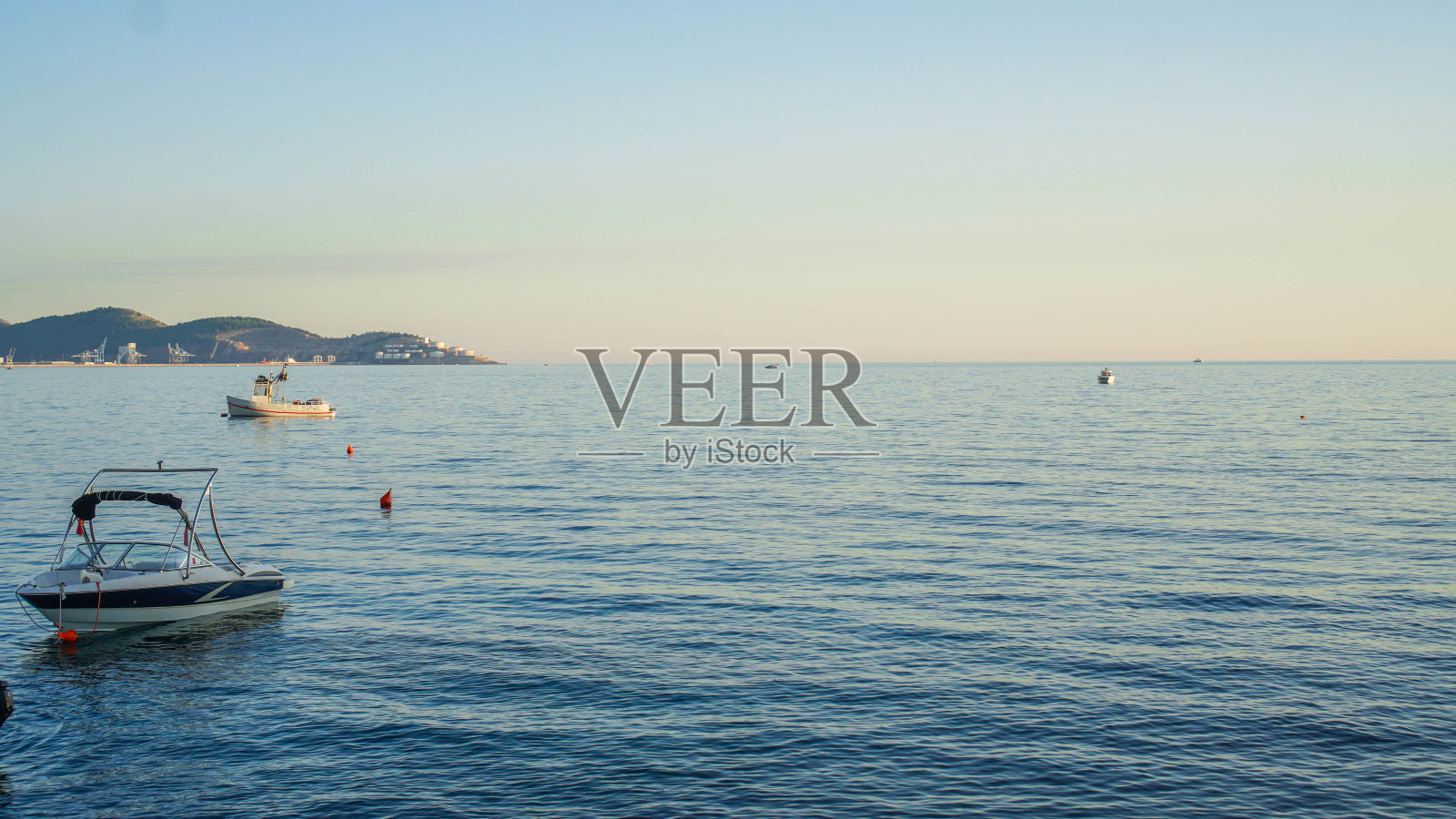 快艇在浅水中抛锚照片摄影图片