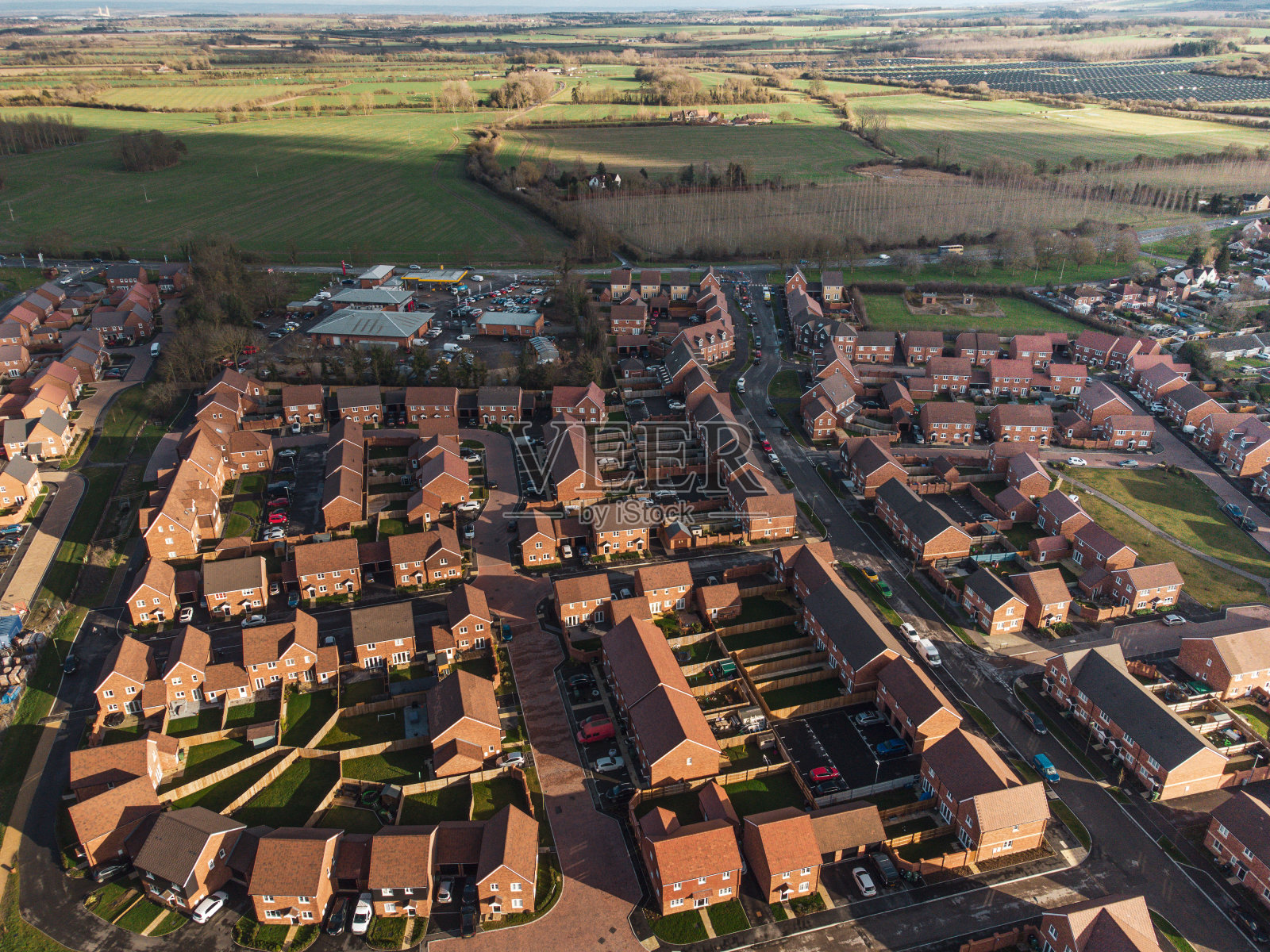 瓦尔日奇附近的格罗夫鸟瞰图。照片摄影图片