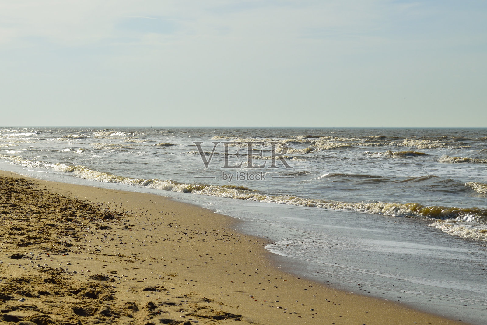 海浪拍打着荷兰的海滩照片摄影图片