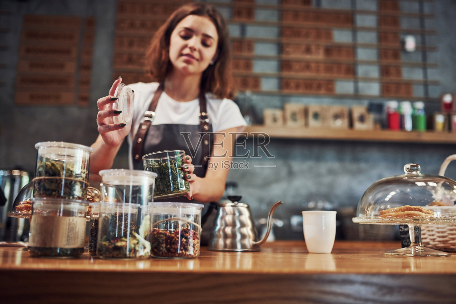 室内咖啡厅年轻女服务员。业务和服务的概念照片摄影图片