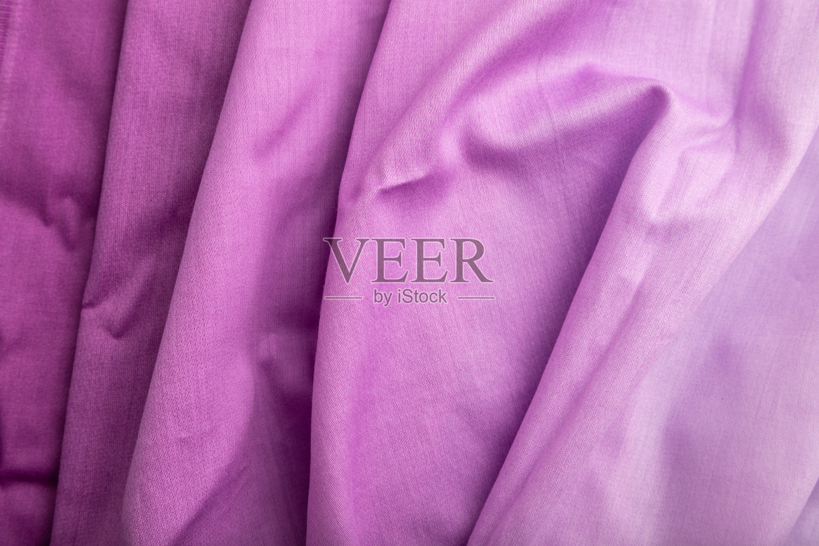 棉紫色组织的碎片。俯视图，自然纺织背景和纹理。波的概念,抽象的。照片摄影图片