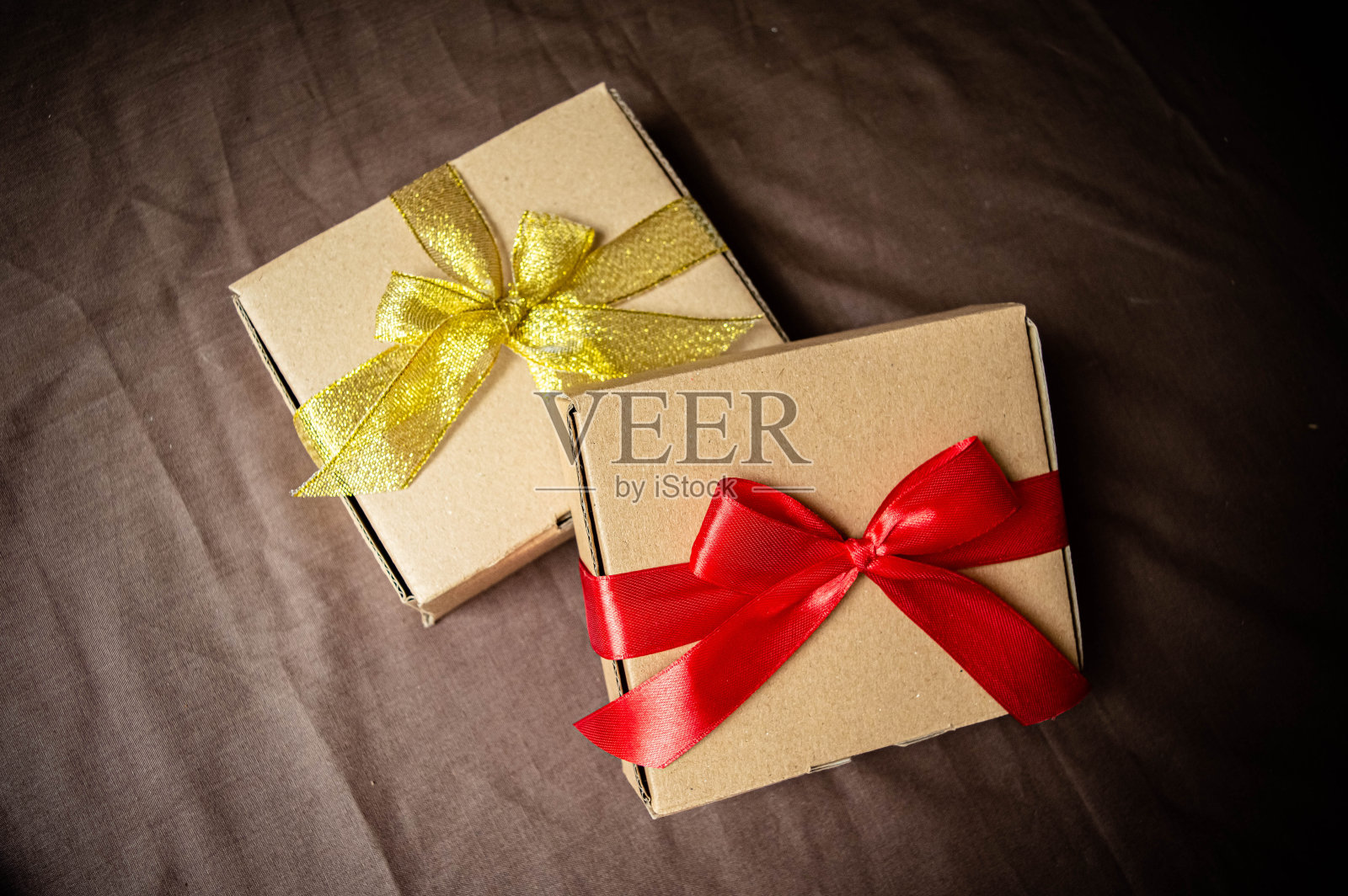 红黄丝带的礼品盒照片摄影图片