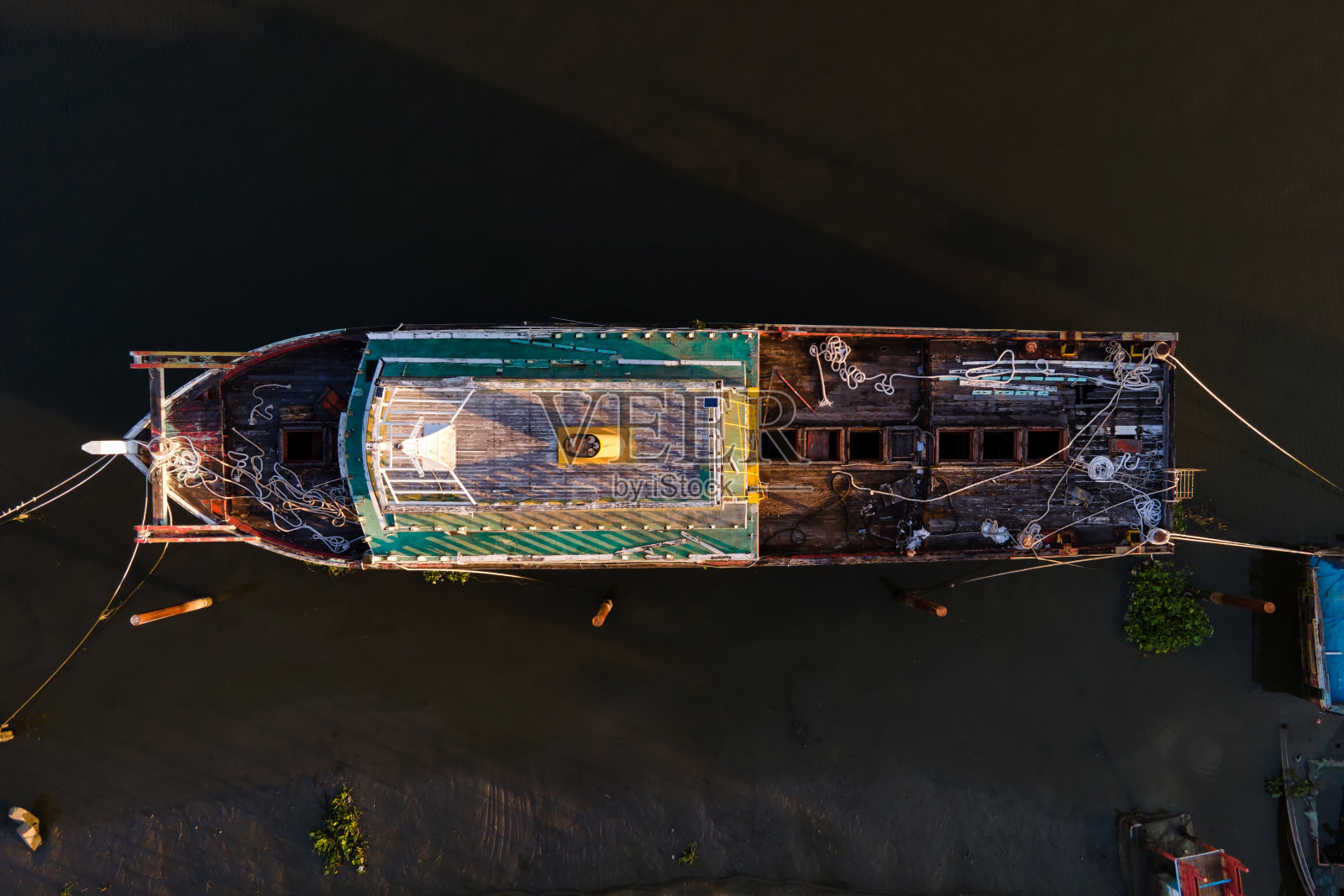 无人机俯瞰旧渔船照片摄影图片