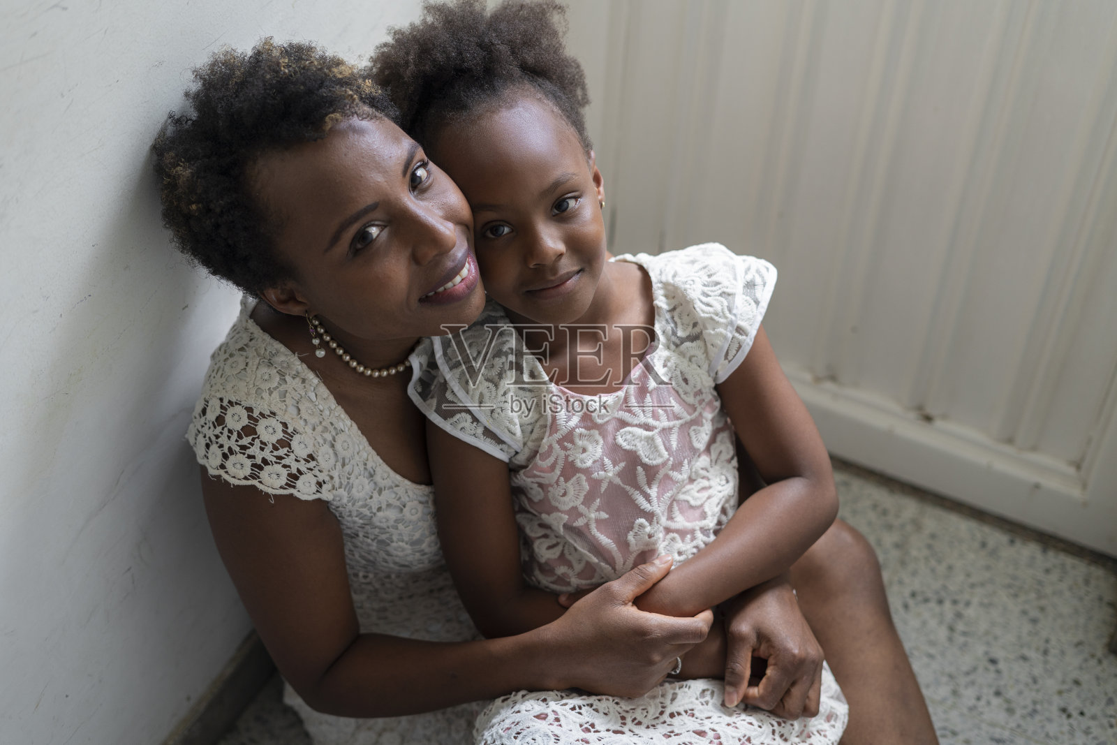 美丽的肖像，一个母亲和她的女儿看着相机，这是一个美丽的展示两人之间的爱照片摄影图片