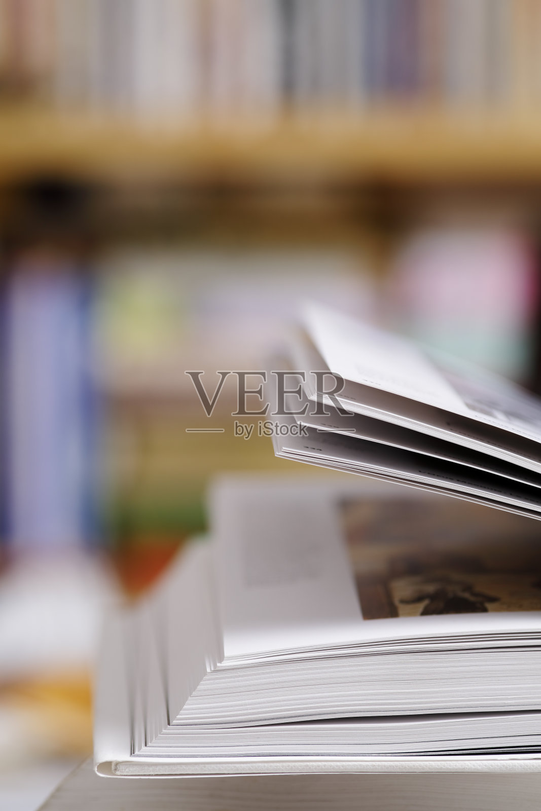 在图书馆打开书，关上照片摄影图片