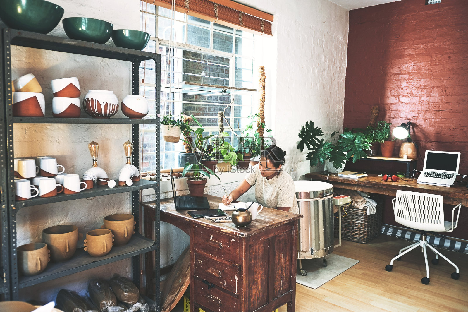 作为一个有创造力的人，总有工作要做照片摄影图片