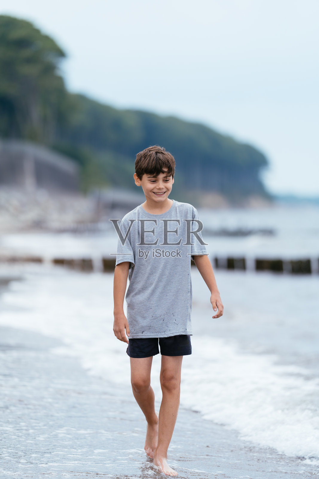 海滩上的男孩。全家去海边度假。积极的生活方式照片摄影图片