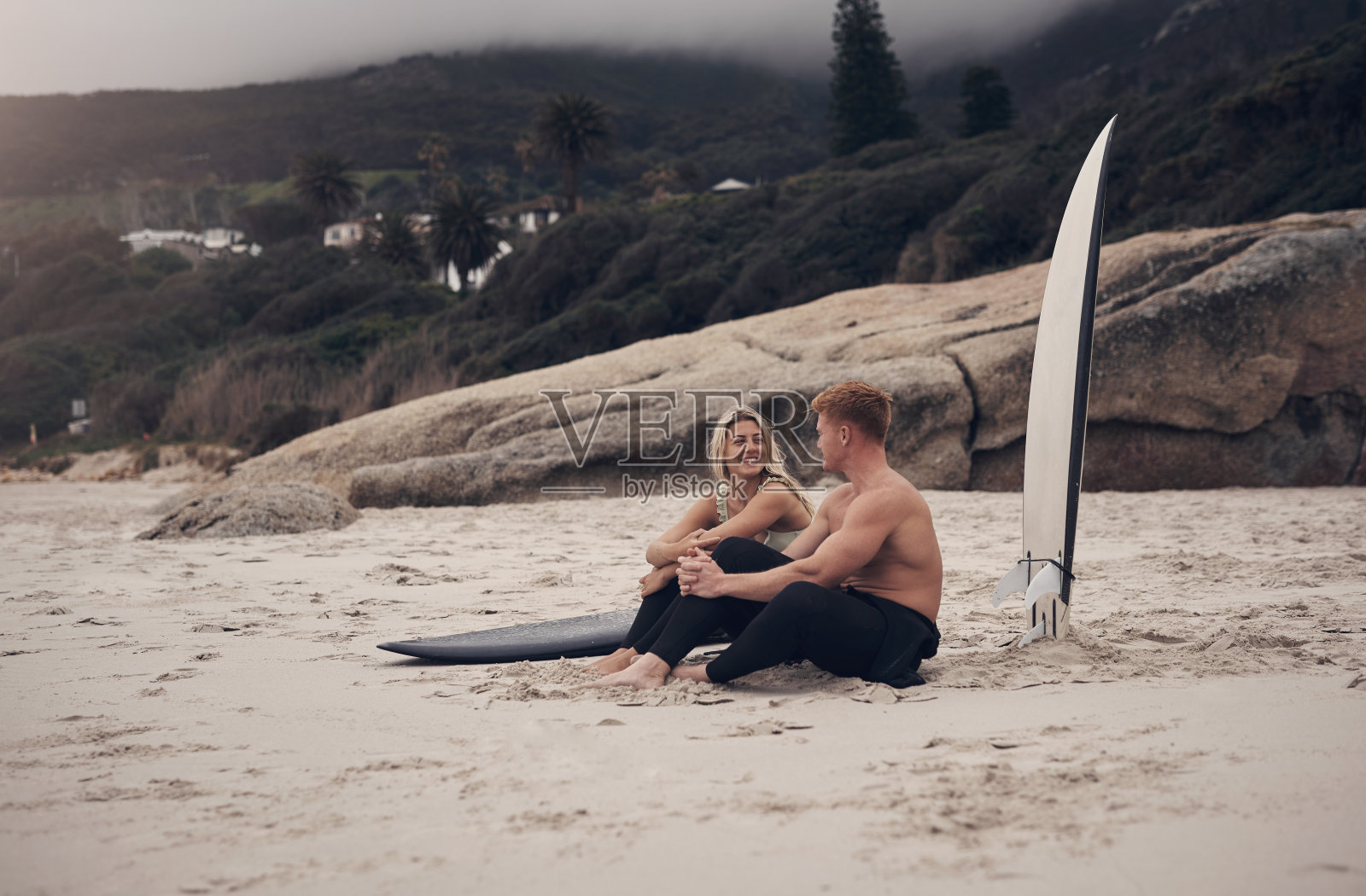 我们在等待完美海浪的时候可以建立联系照片摄影图片