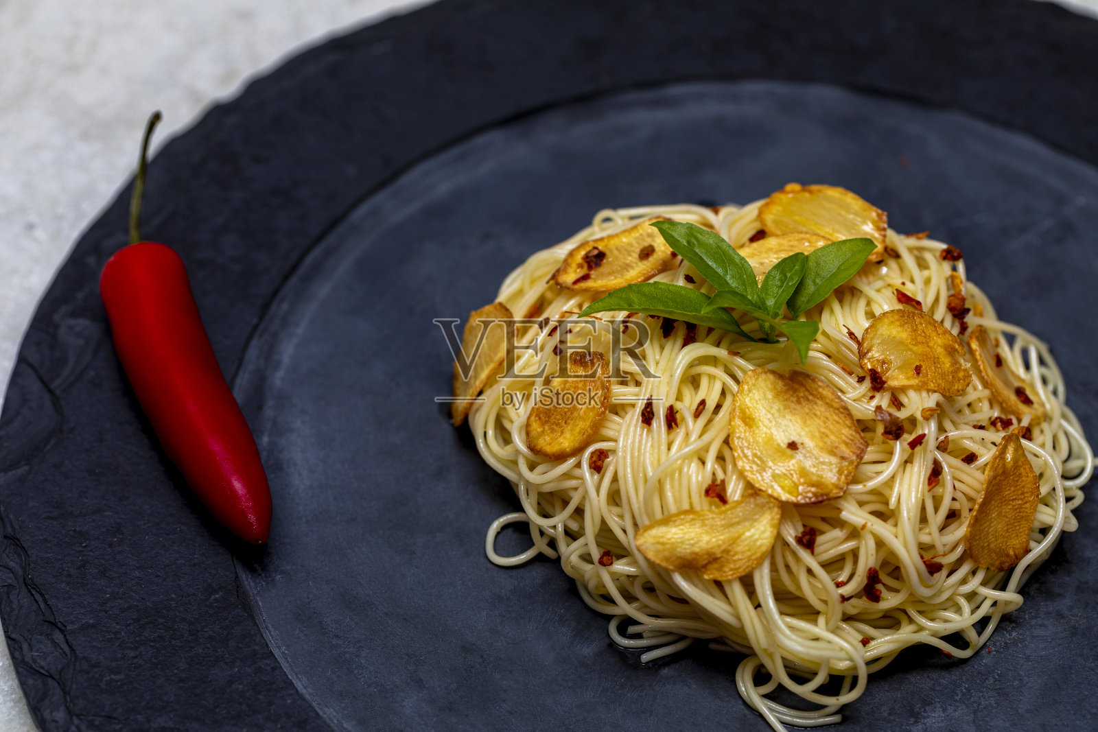 用油炸大蒜和橄榄油做成的意大利面。照片摄影图片