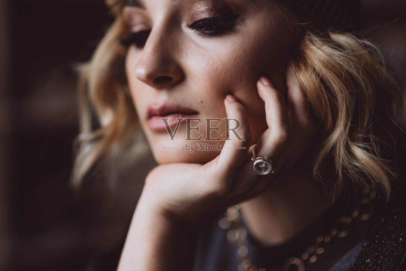 一个美丽时尚的金发女人的肖像与烟熏眼妆。软选择对焦，离焦。没有修饰。照片摄影图片