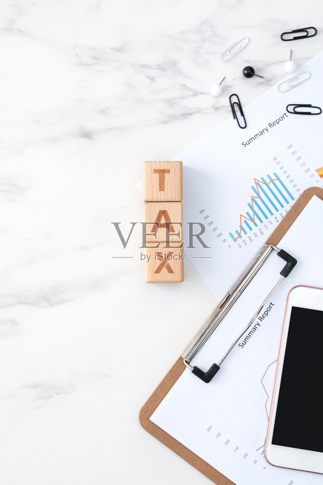 顶视图计算和支付的税收与智能手机。照片摄影图片