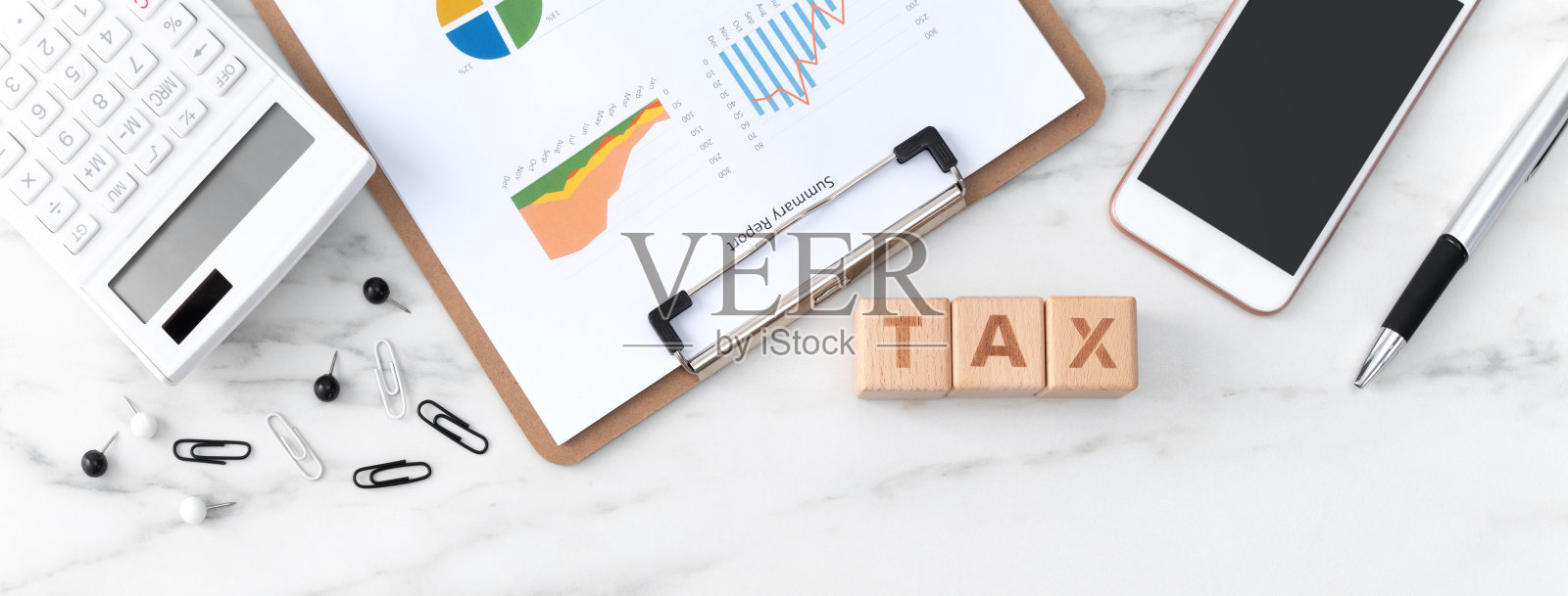 顶视图计算和支付的税收与智能手机。照片摄影图片