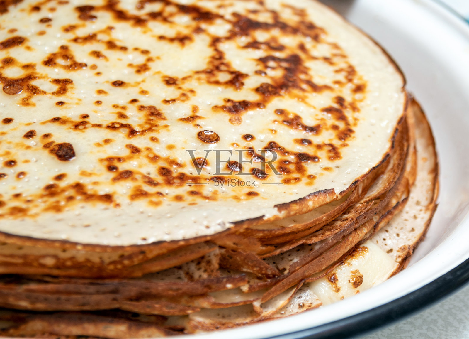 一堆新鲜煎薄饼的特写镜头。有选择性的重点。照片摄影图片