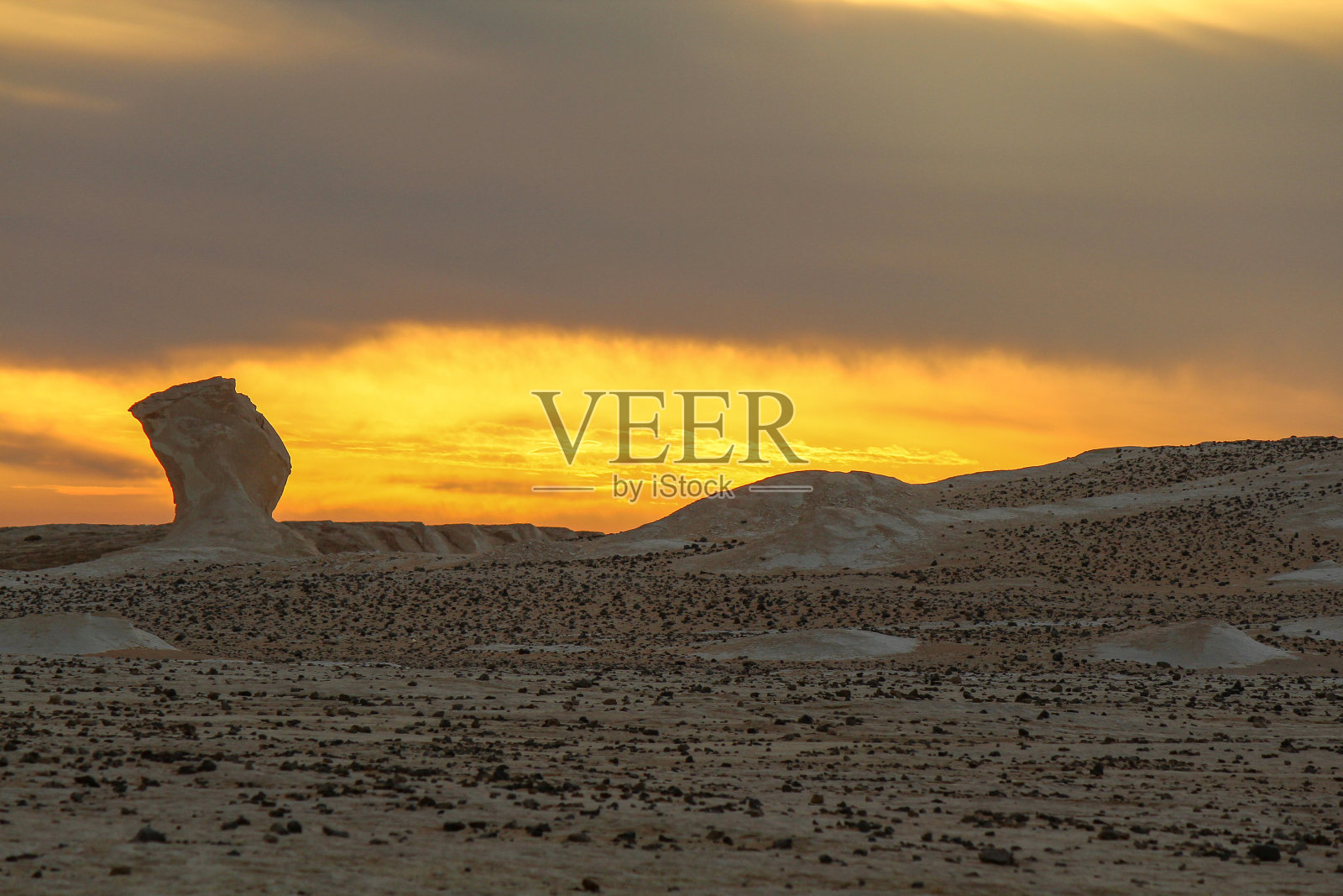 利比亚沙漠日出，前景为石灰岩地貌照片摄影图片