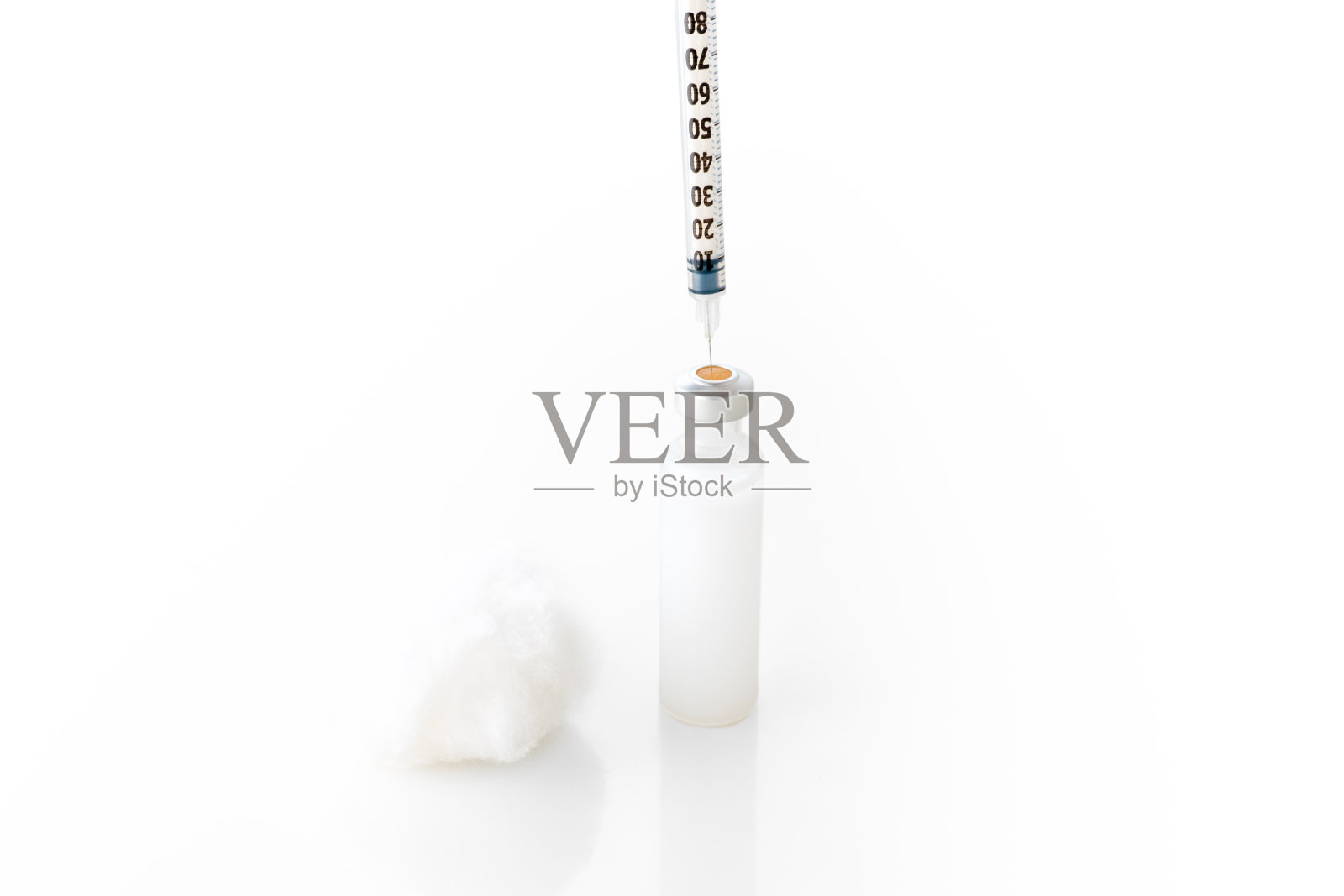 胰岛素安瓿和注射器，白色背景隔离照片摄影图片