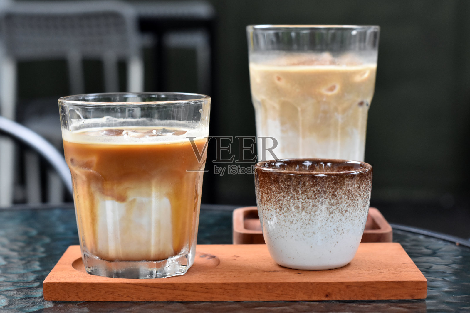 加牛奶和糖的冰咖啡照片摄影图片