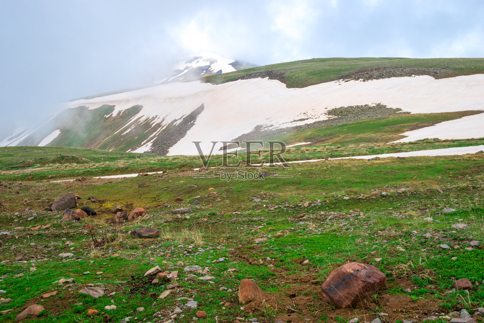 初夏的亚美尼亚山中风景如画，山上积雪皑皑照片摄影图片