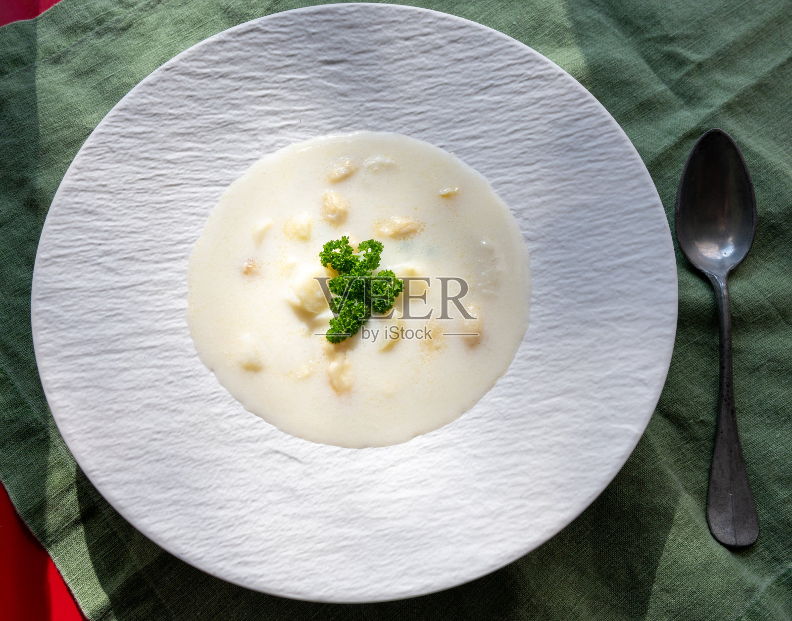 在阳光下自制新鲜当季白芦笋奶油汤照片摄影图片