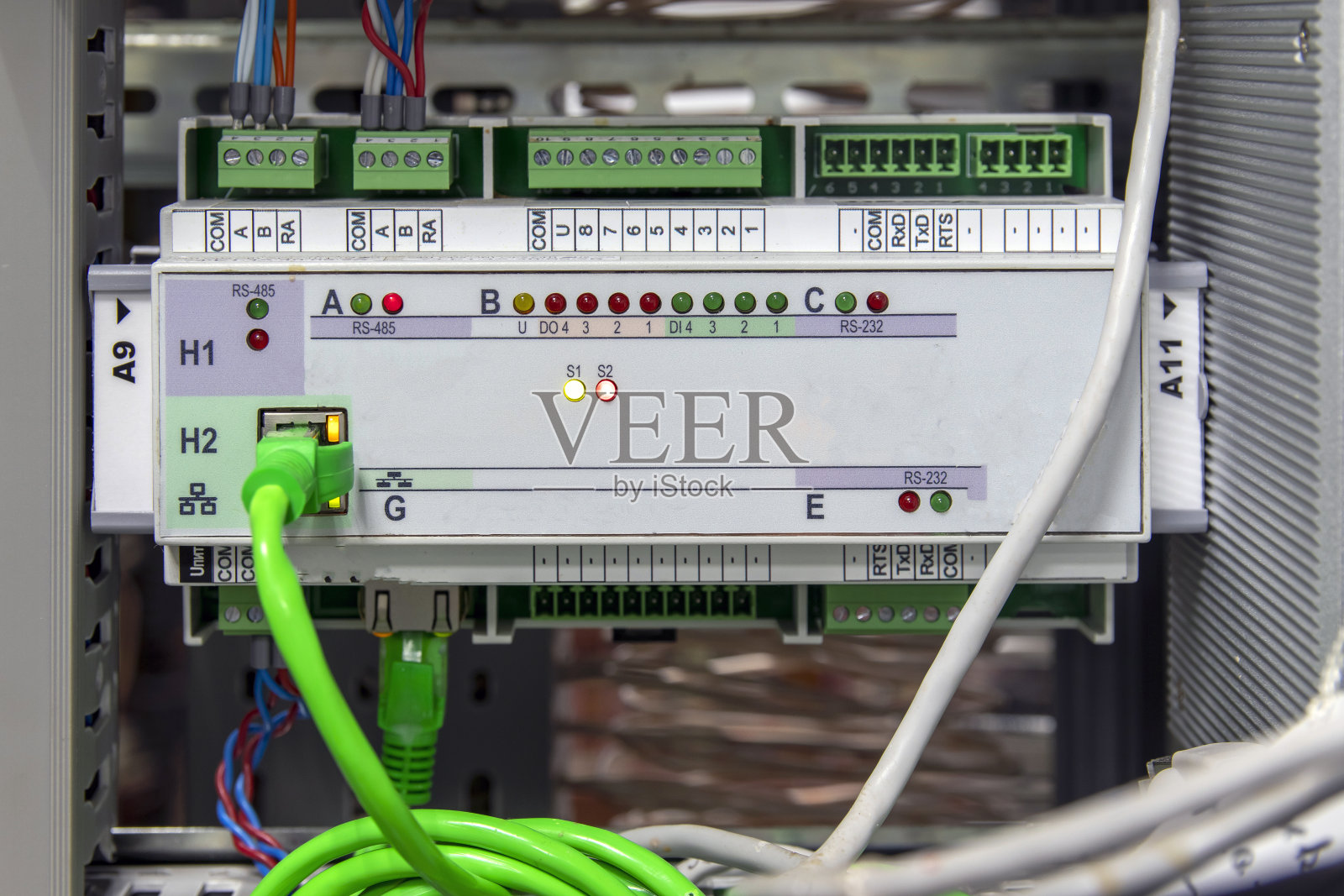 近距离看电信设备。自动控制系统。自动系统控制器的关闭。电线连接到网络设备。光纤设备概念。照片摄影图片