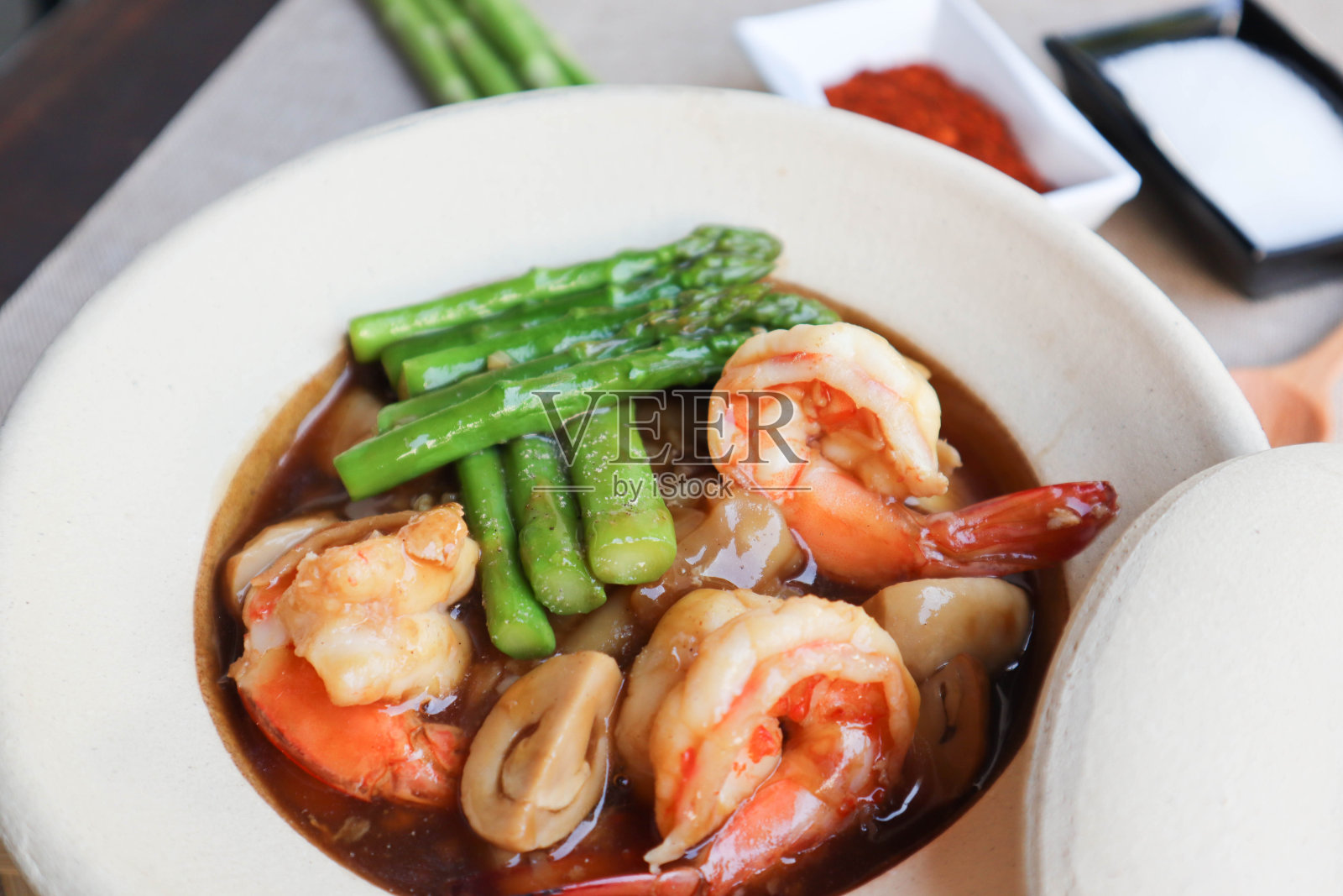 用虾仁、芦笋和蘑菇在肉汁汁中煸炒的米粉，配上一种泰国菜叫Rad na Koong照片摄影图片