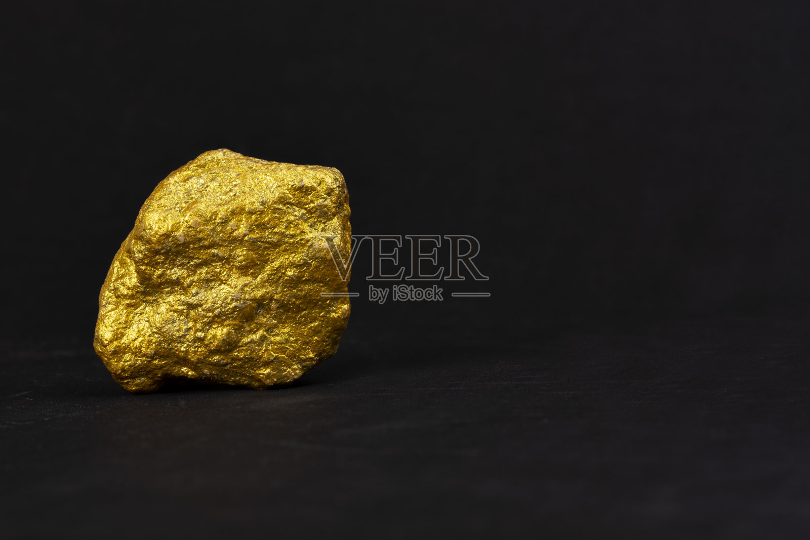 黑色背景上的原始金片。照片摄影图片