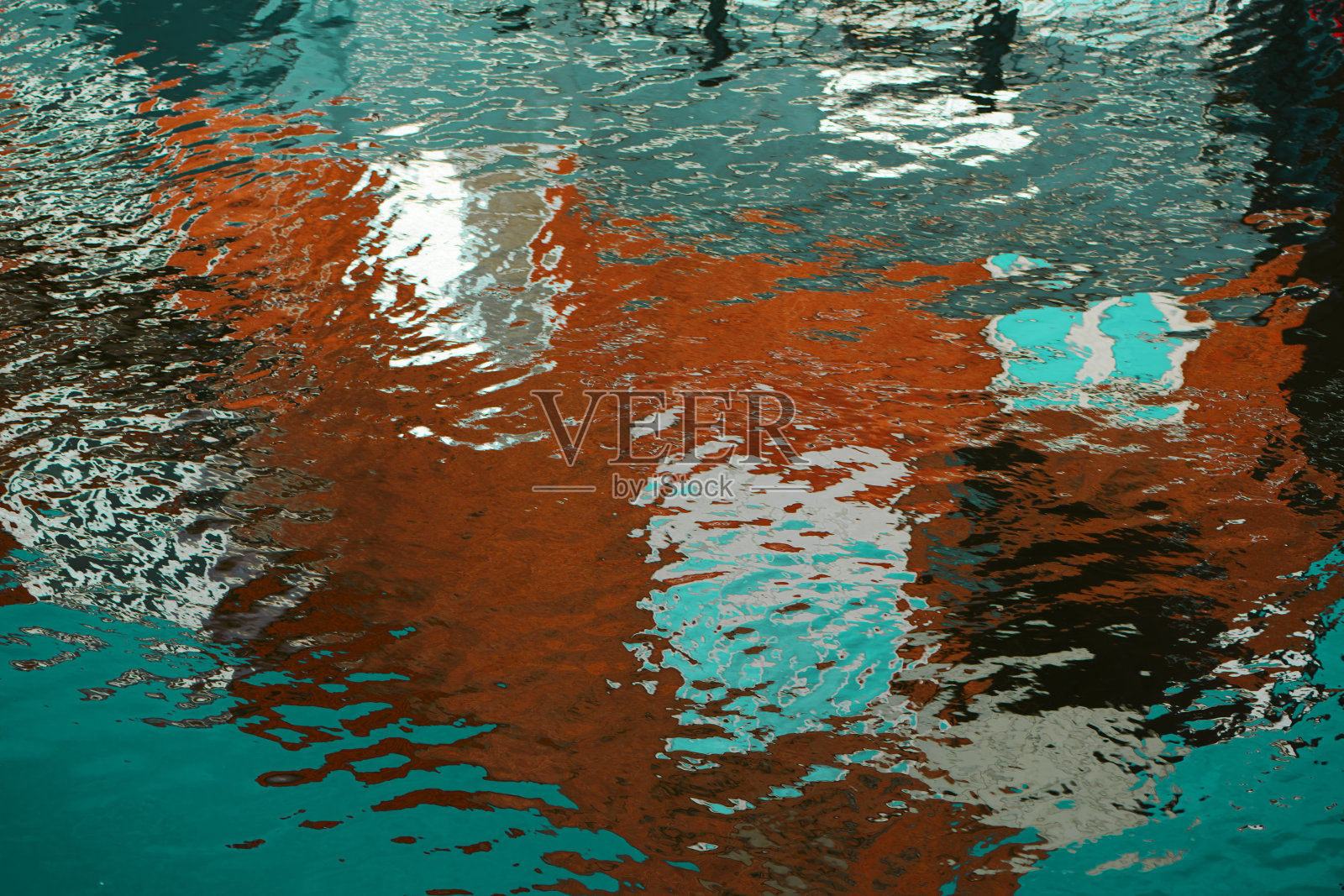 红楼倒映在荡漾的水面上照片摄影图片