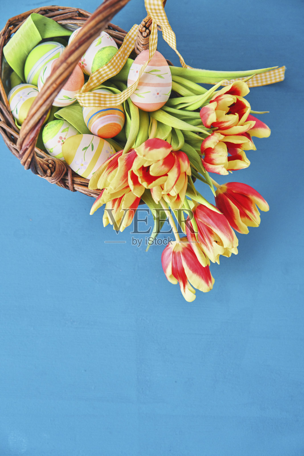 复活节装饰与郁金香和复活节彩蛋在乡村背景照片摄影图片