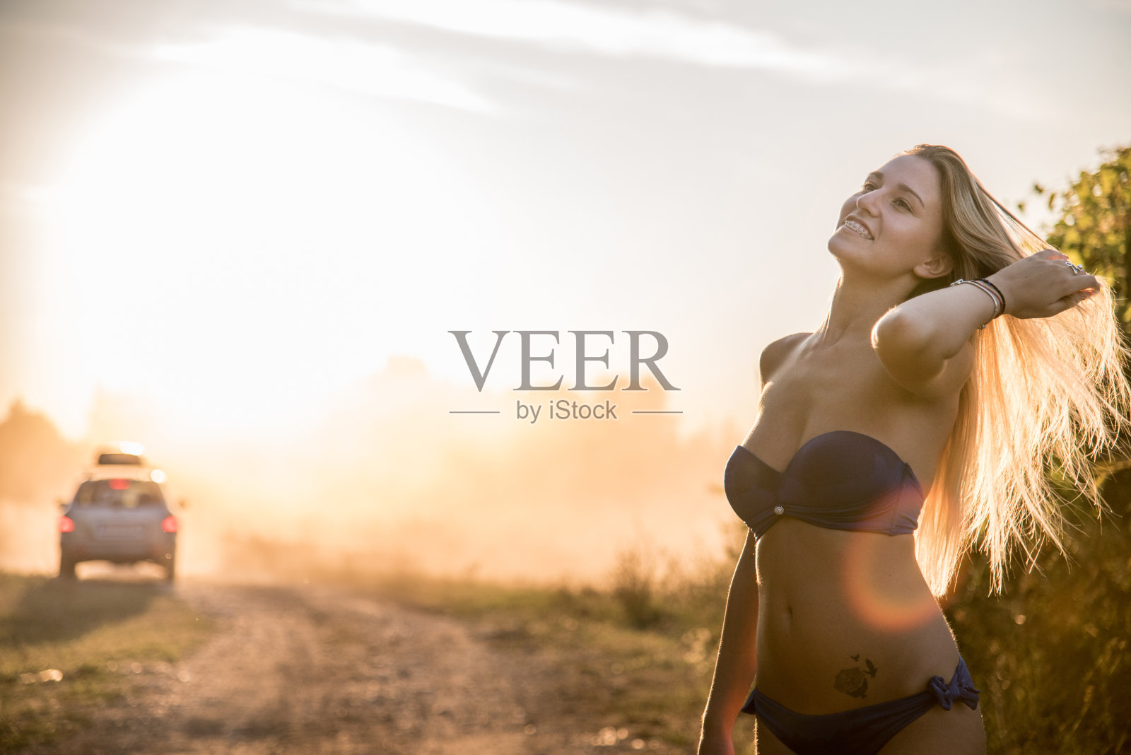 土路上的美丽女孩照片摄影图片