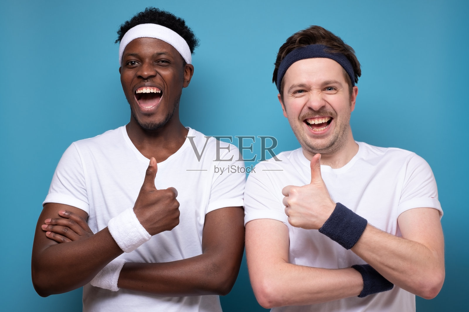 微笑的欧洲和非洲男子在运动训练后竖起大拇指照片摄影图片