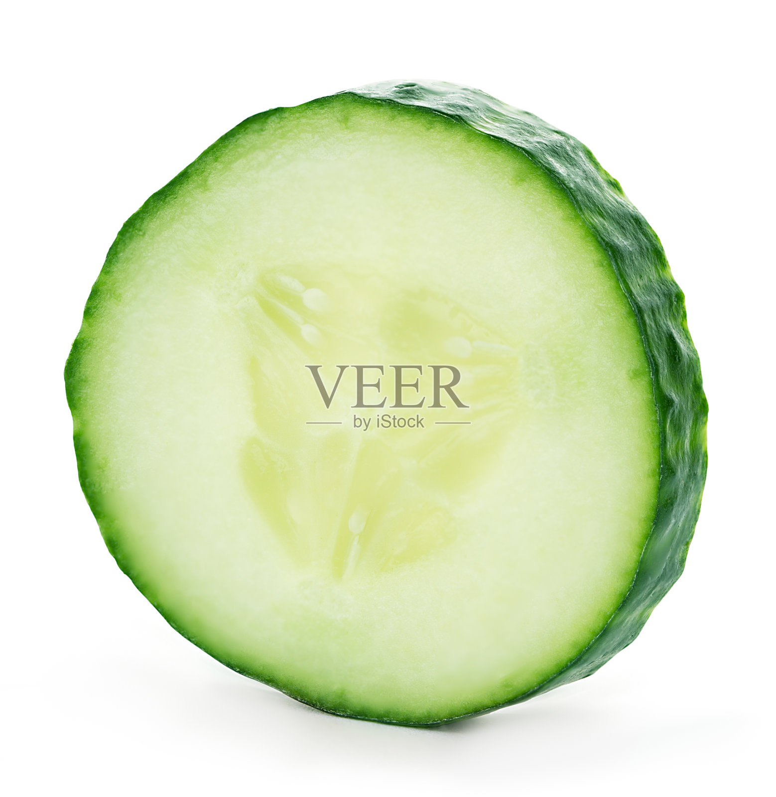 在白色背景上分离的黄瓜片。照片摄影图片