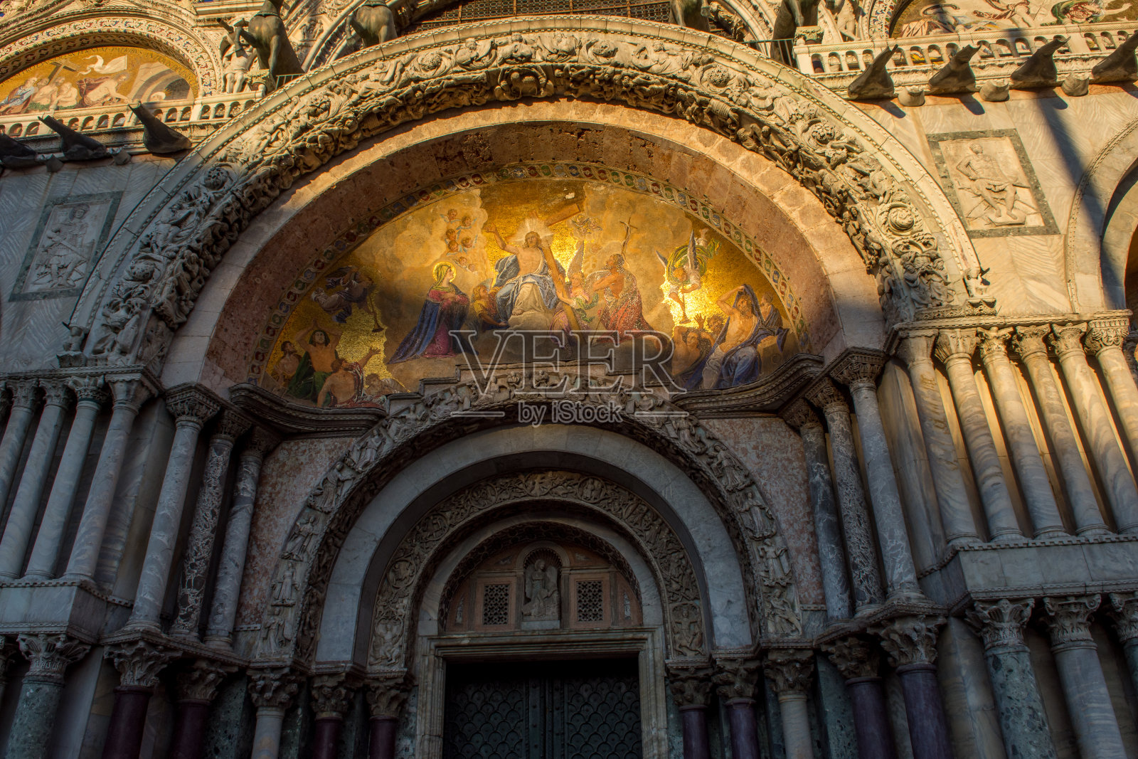 威尼斯城和它的小运河和浪漫的小巷照片摄影图片