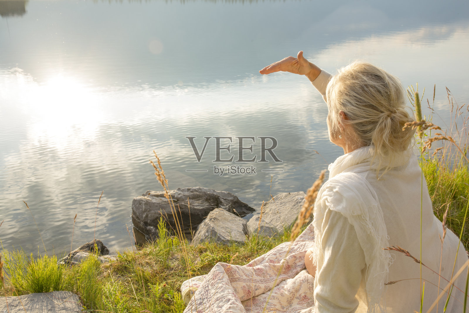 成熟的女人在山湖边放松照片摄影图片