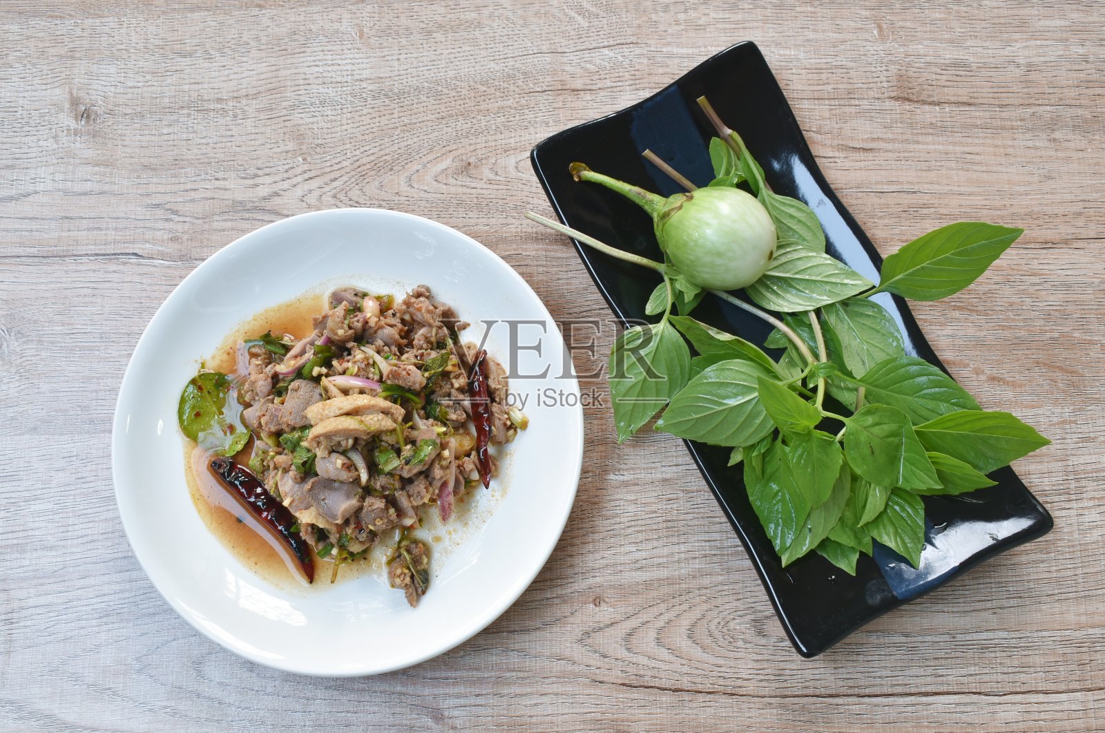 泰式辣碎鸭肉沙拉和新鲜罗勒叶茄子照片摄影图片