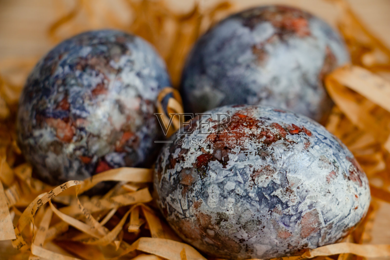 美丽的复活节构图——彩色的鸡蛋，类似于大理石，小麦穗，柳枝，传统手工制作照片摄影图片