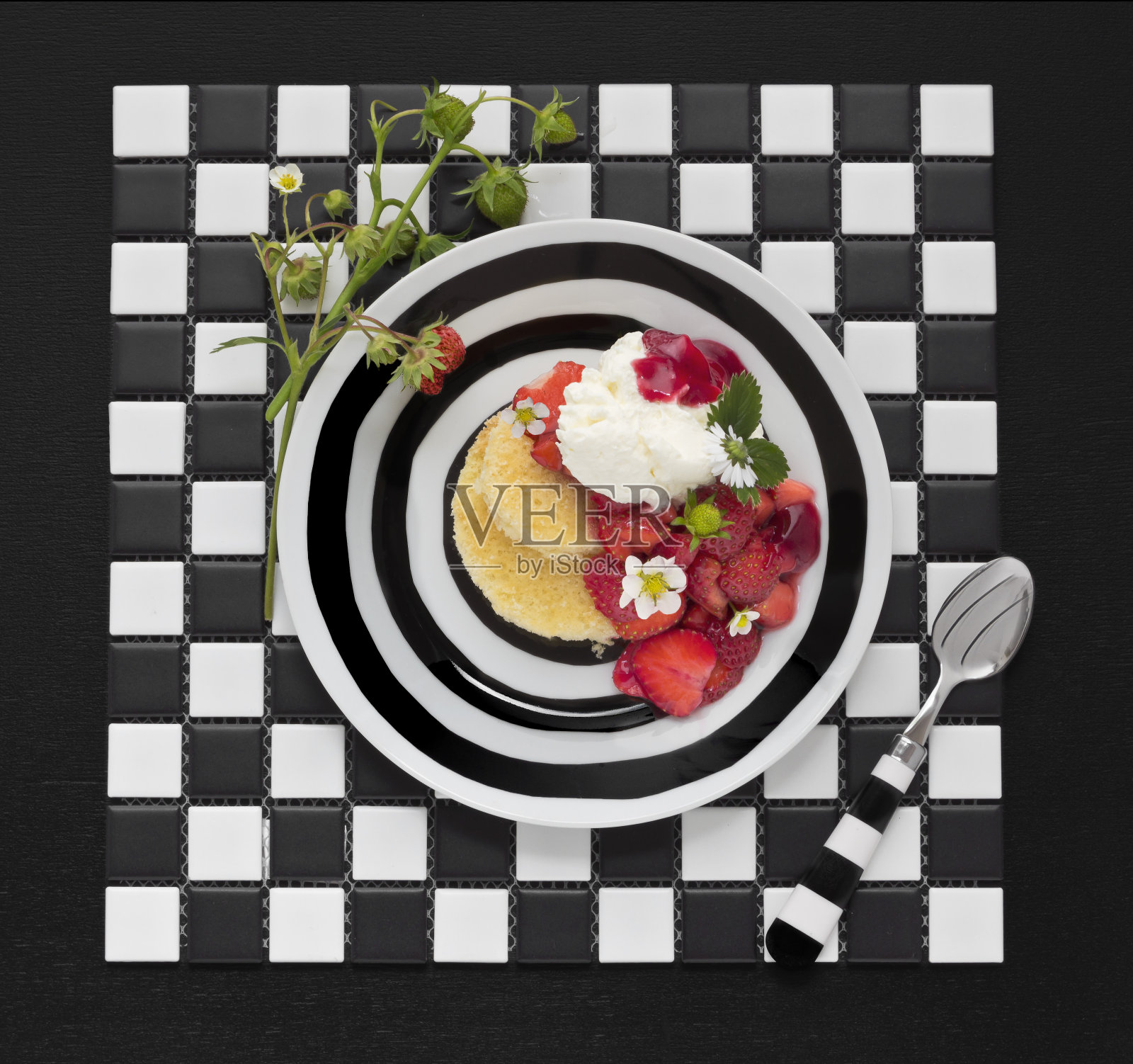 黑白色草莓奶油蛋糕照片摄影图片