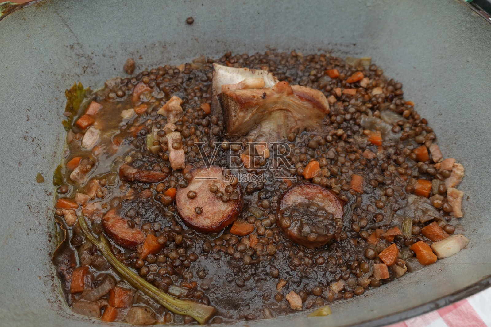 绿扁豆，蔬菜和猪肉香肠肉在锅里煮照片摄影图片