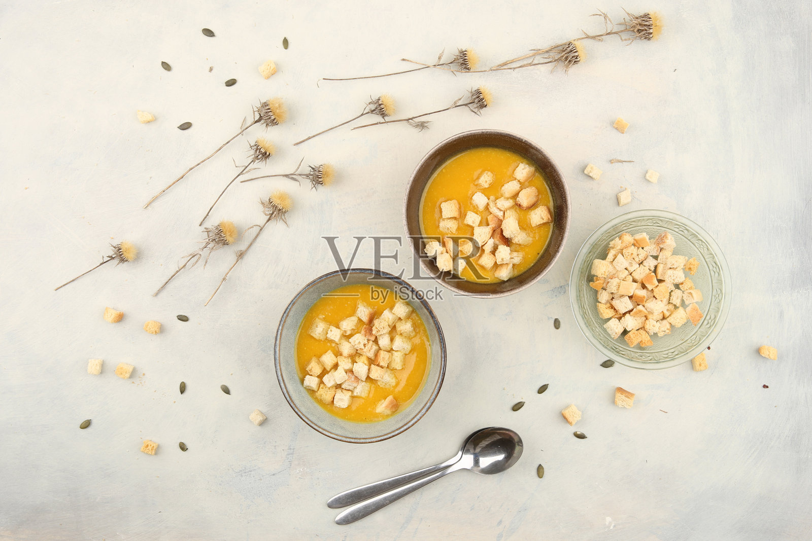 南瓜奶油汤和面包丁，俯视图。照片摄影图片
