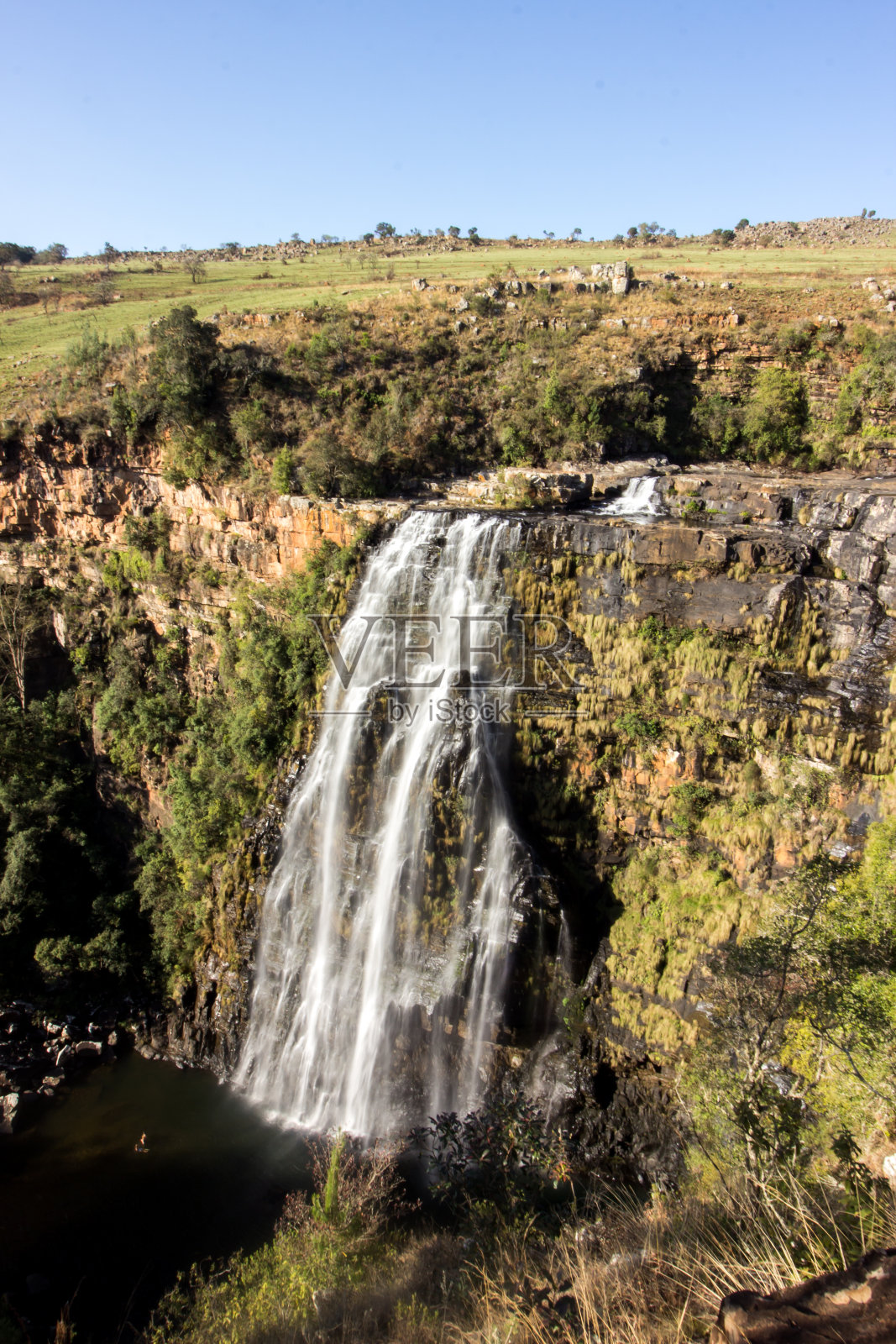 傍晚阳光下的里斯本瀑布照片摄影图片