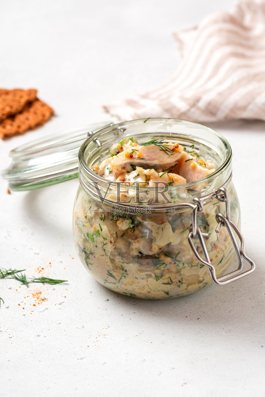 玻璃罐里的腌鲱鱼。Senapssill。照片摄影图片