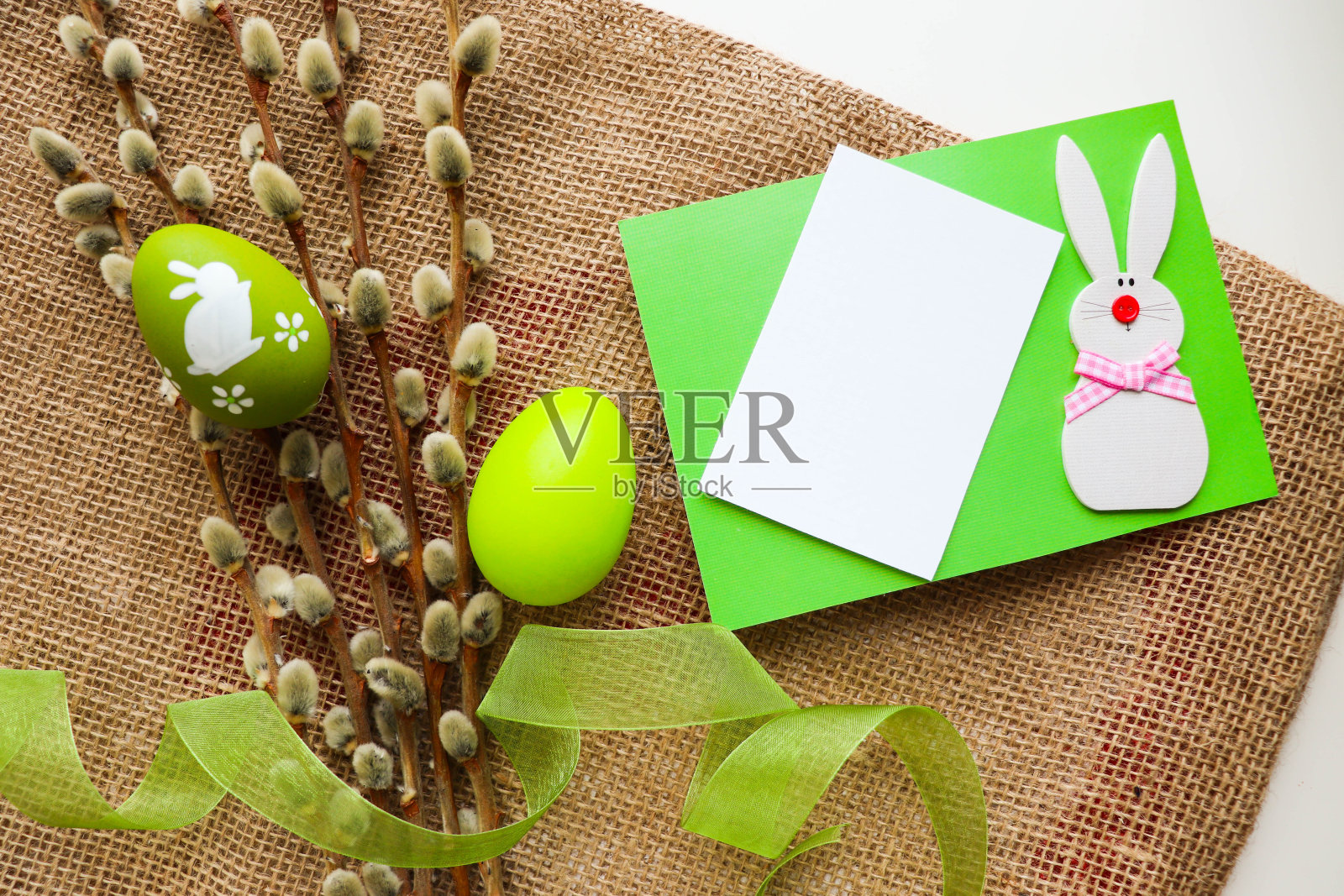 复活节贺卡。柳条和复活节彩蛋照片摄影图片