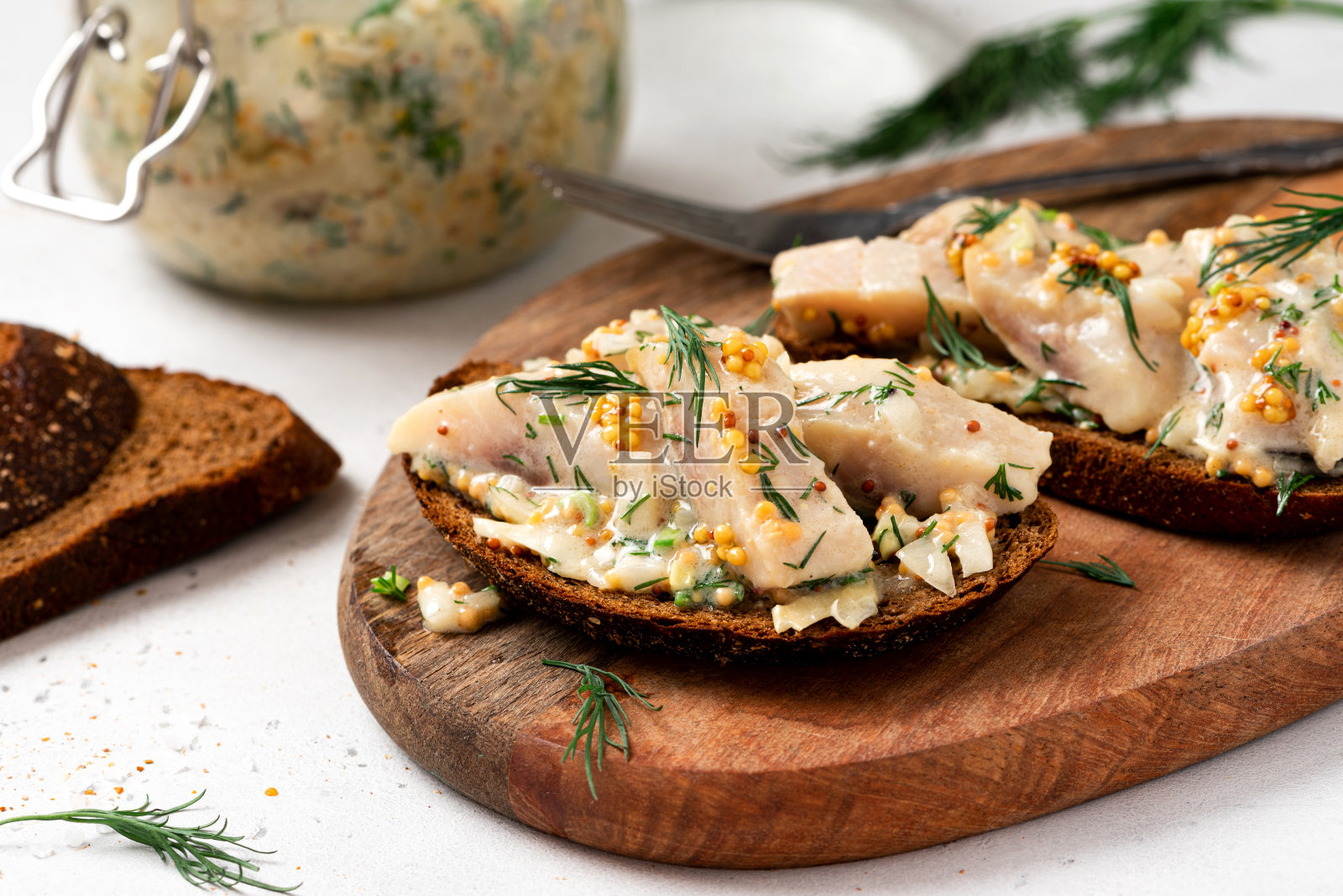 黑麦面包和腌鲱鱼三明治。照片摄影图片