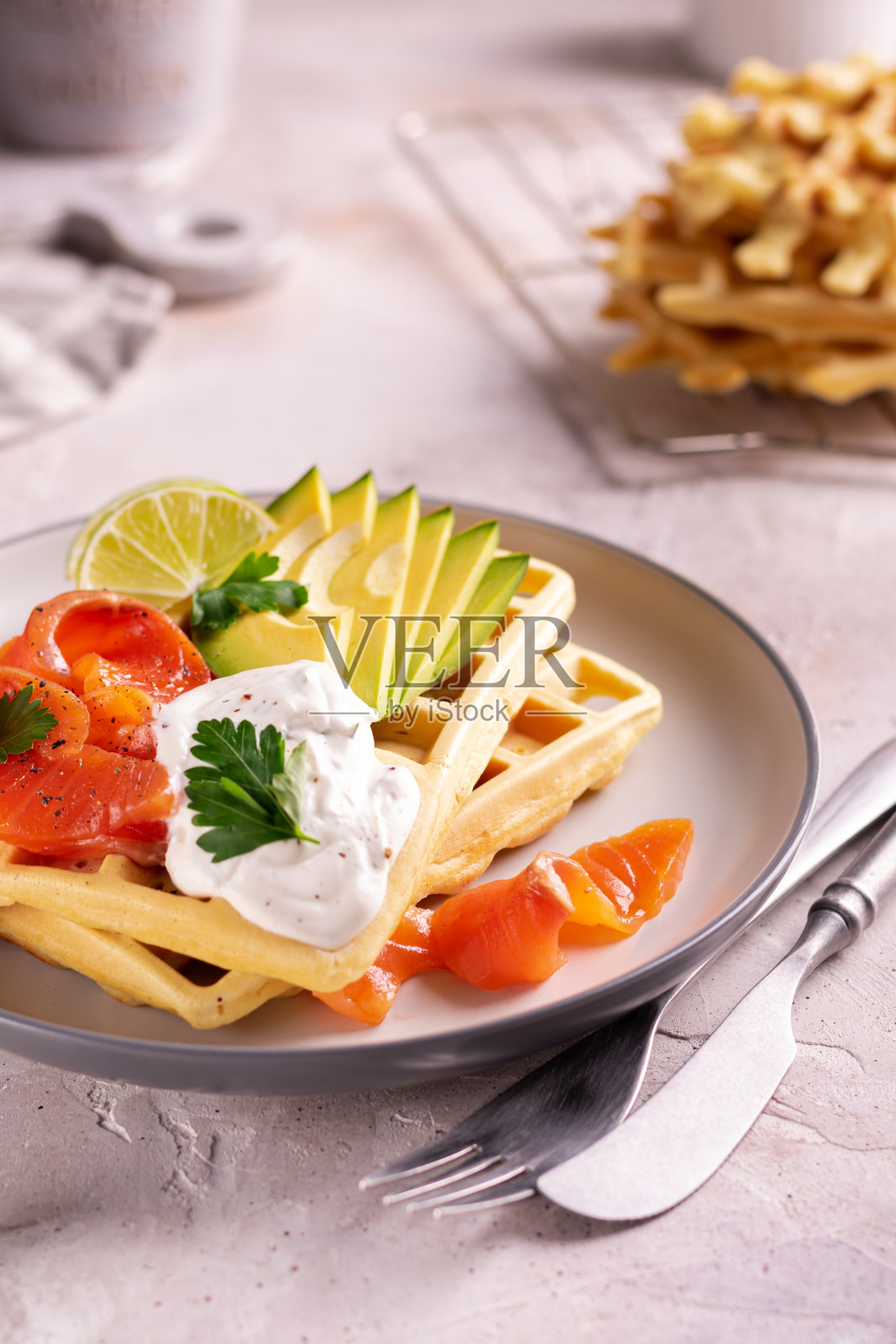 早餐是牛油果和三文鱼的比利时华夫饼照片摄影图片