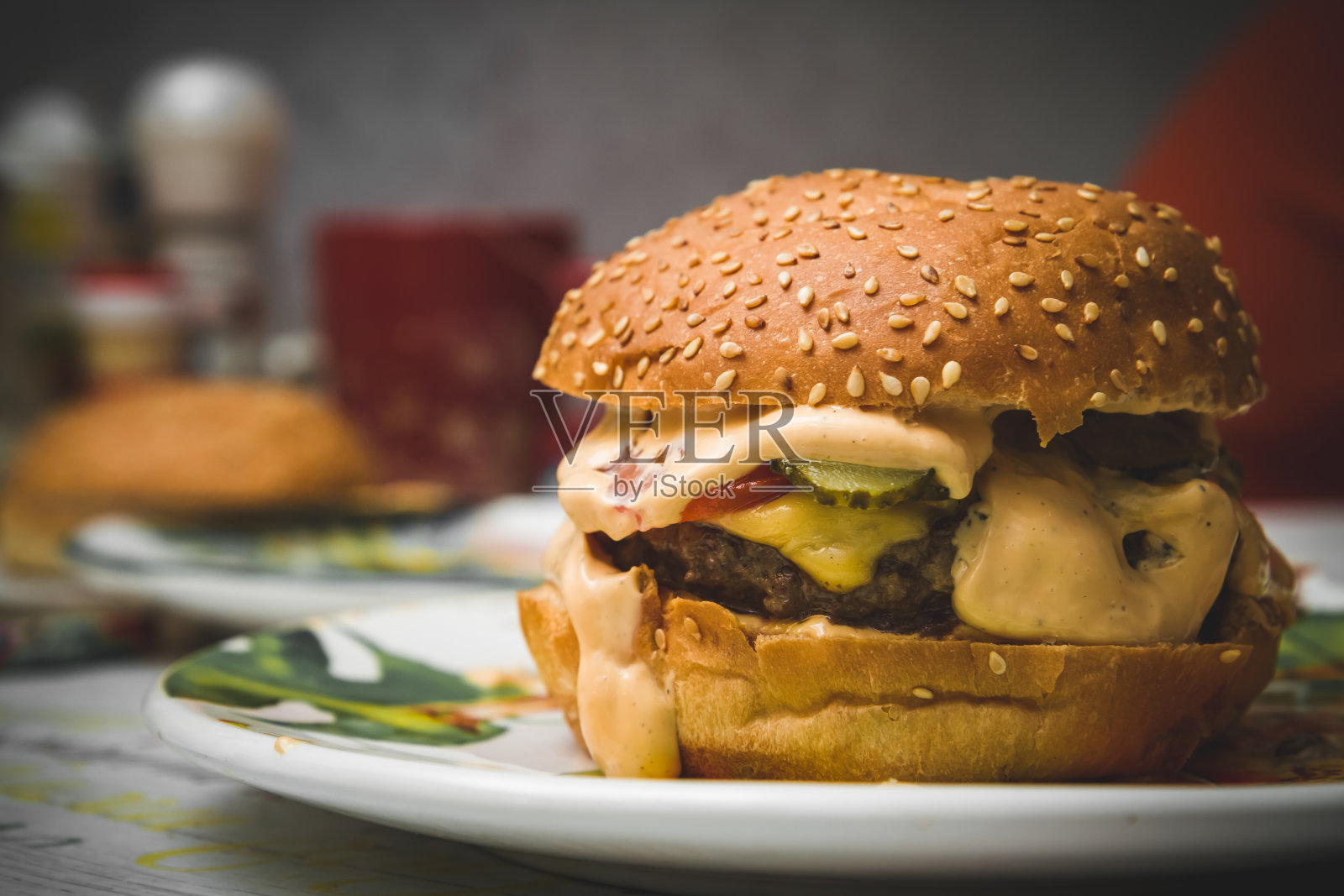 一个又大又好吃的汉堡。照片摄影图片