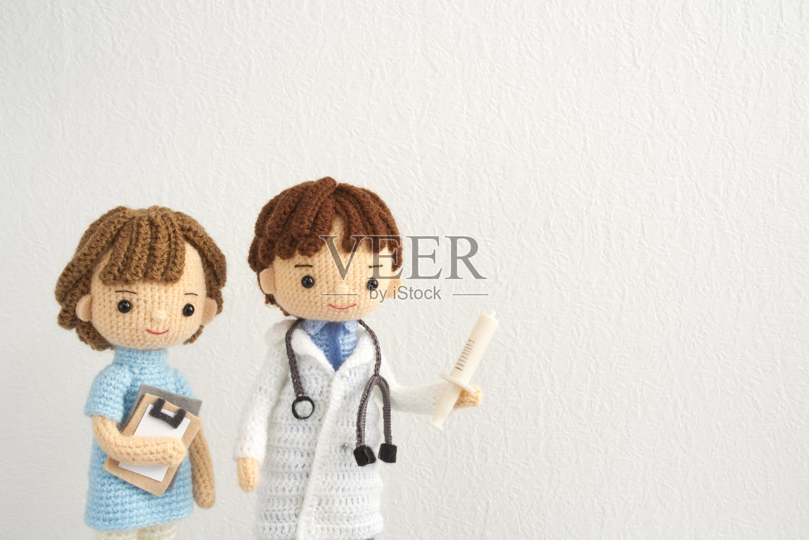 手工编织的玩具。可爱而小巧的Amigurumi娃娃。医疗和生活照片摄影图片