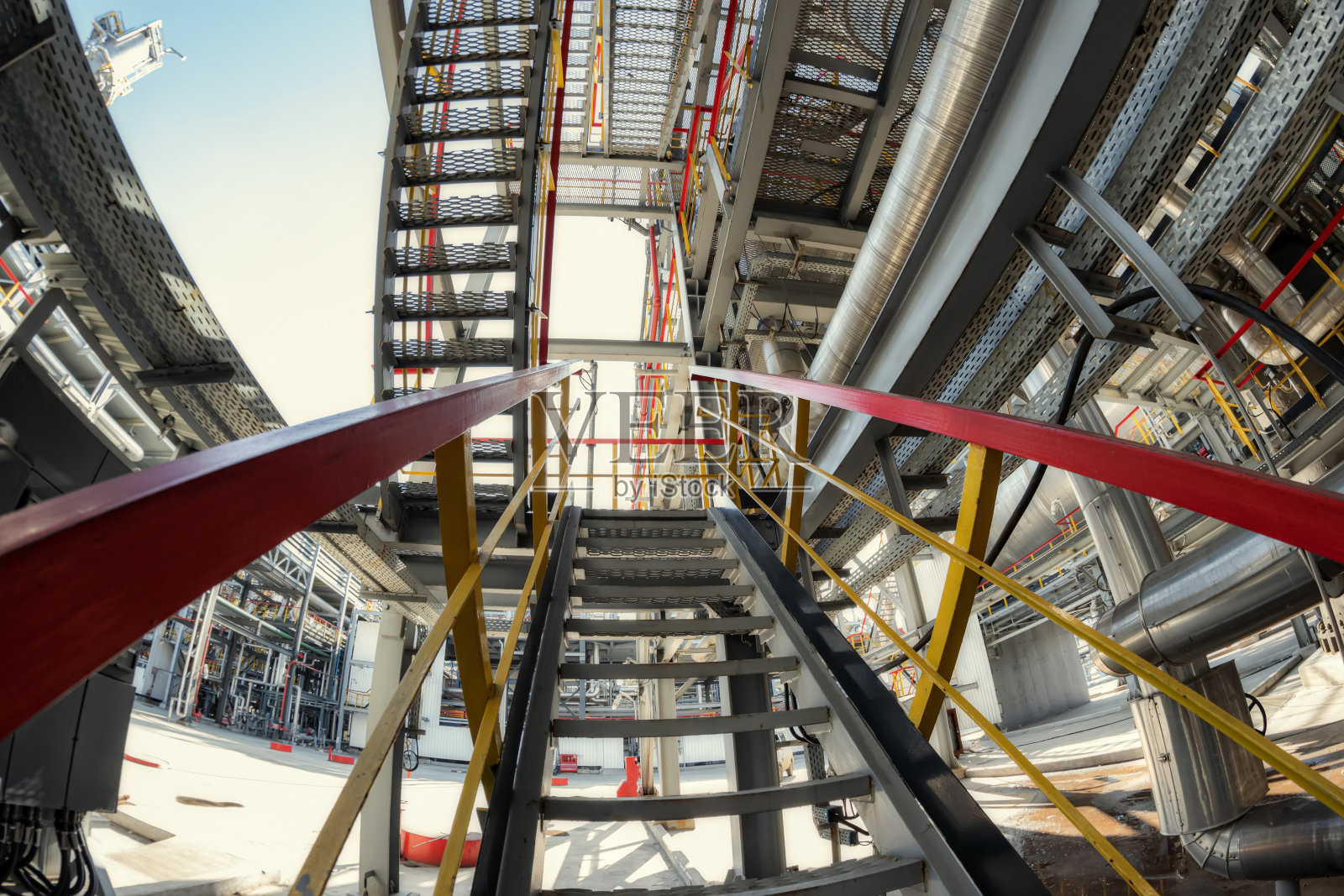 通往工艺设备维护区域的金属楼梯的自底向上视图照片摄影图片