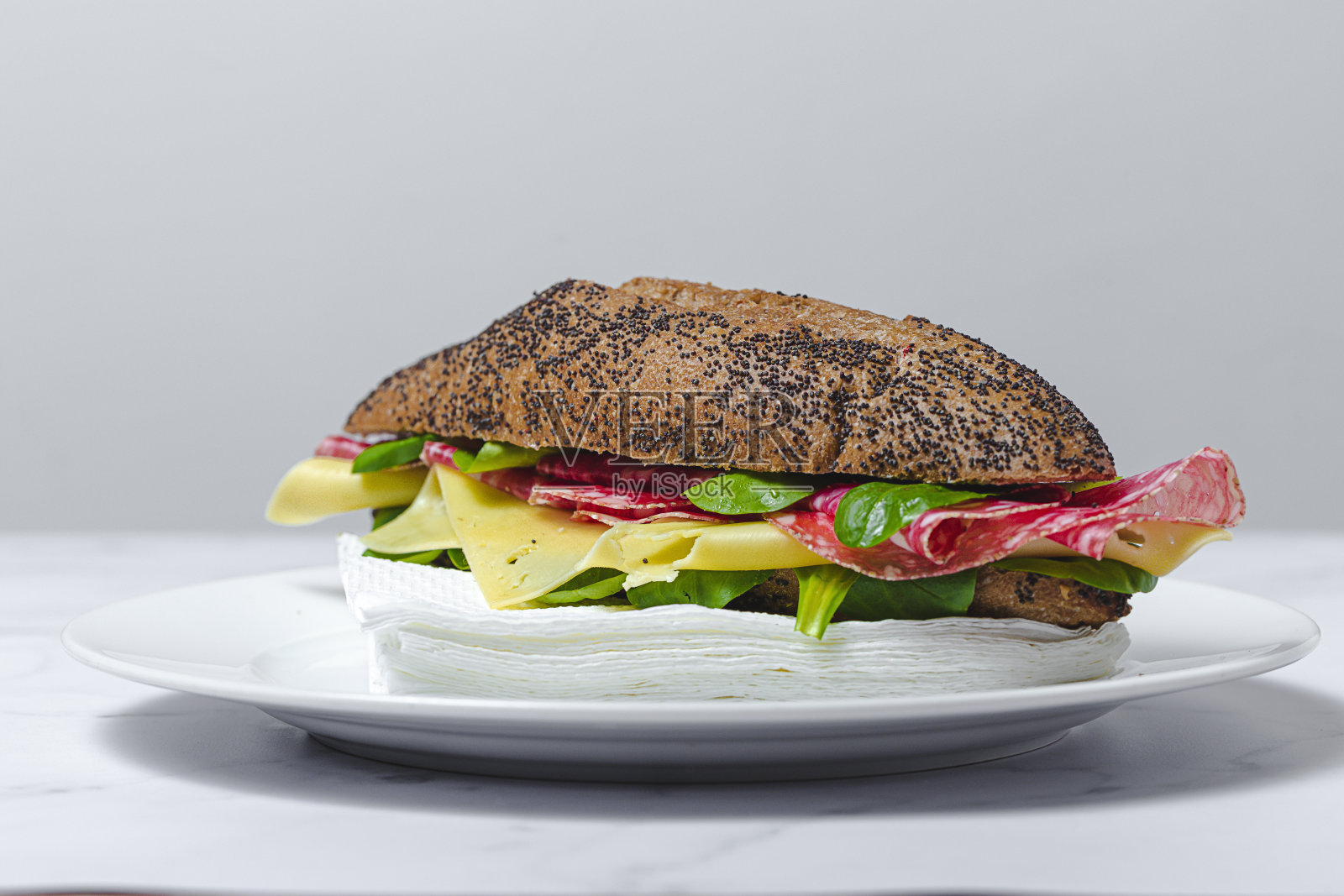 自制香肠三明治配生菜和奶酪照片摄影图片