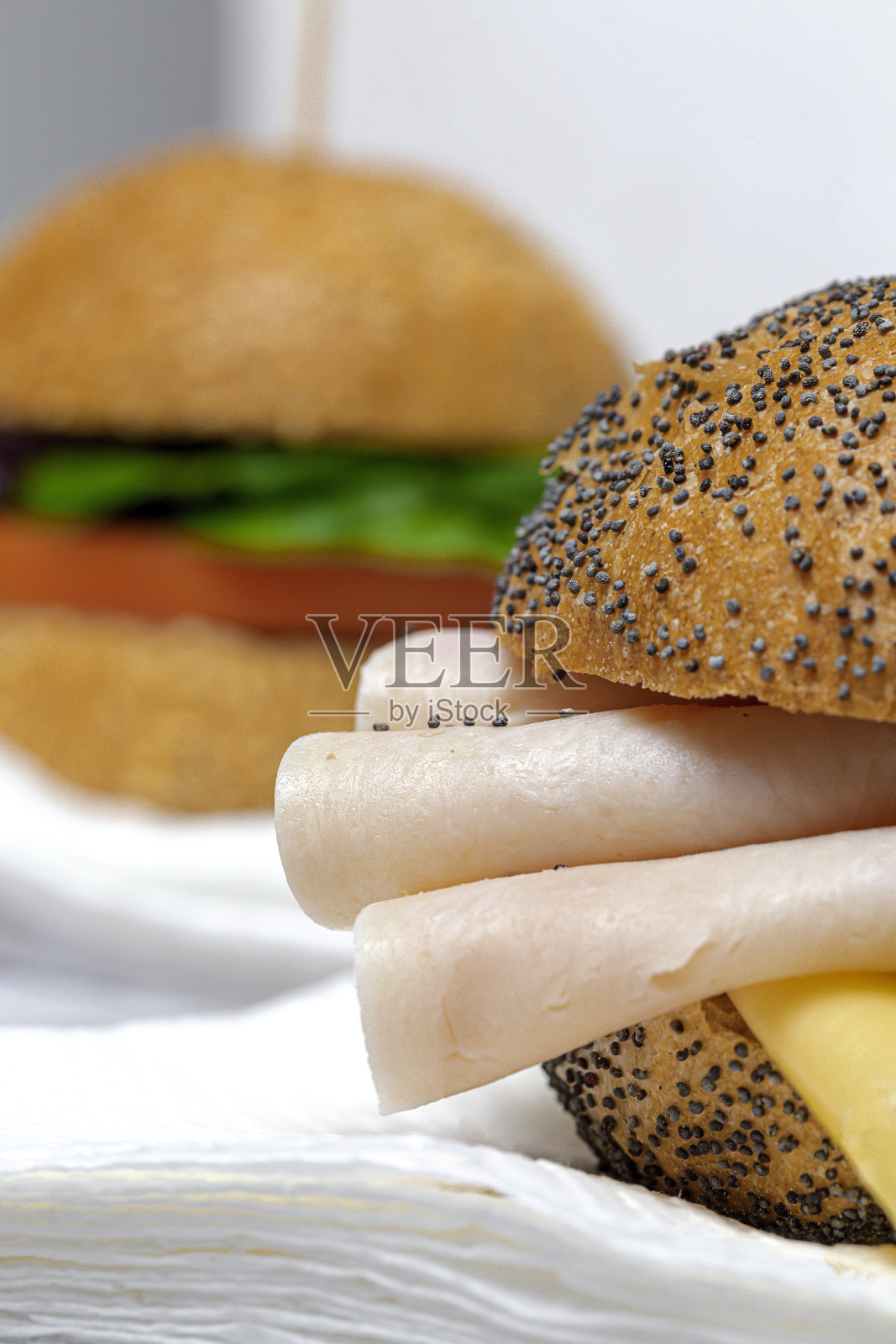 自制香肠三明治配生菜和奶酪照片摄影图片